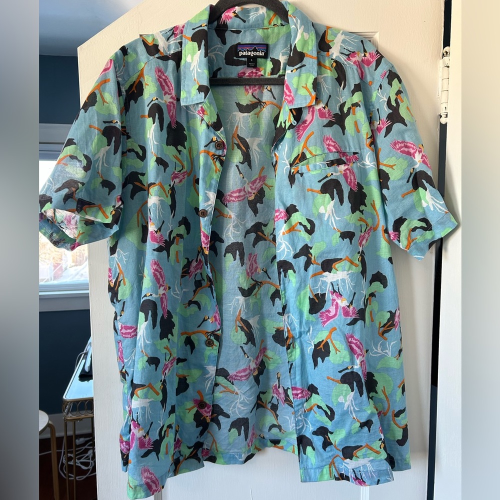 Men’s Patagonia fun button up shirt